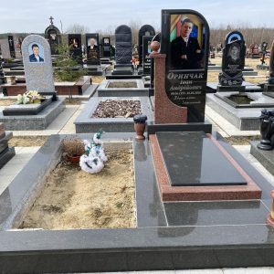 Памятник грантіний №Д31